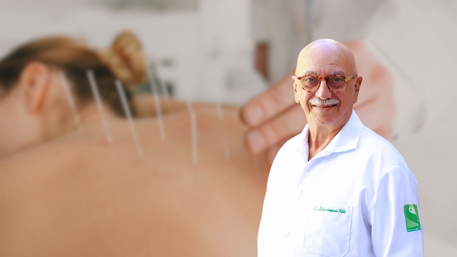 Dr. Hélio Sampaio Filho, acupunturista em São Paulo, durante um atendimento