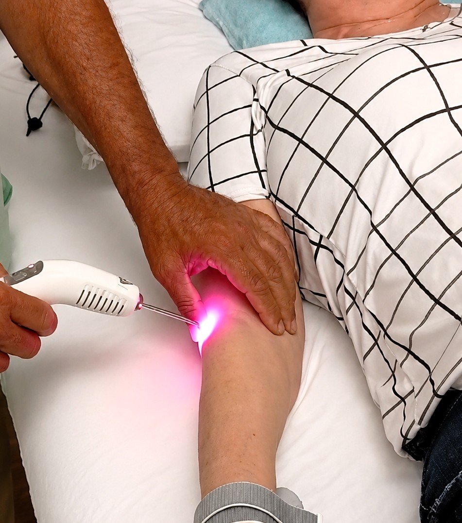 Laserterapia em São Paulo, aplicação de laser de baixa intensidade com o Dr. Hélio Sampaio Filho